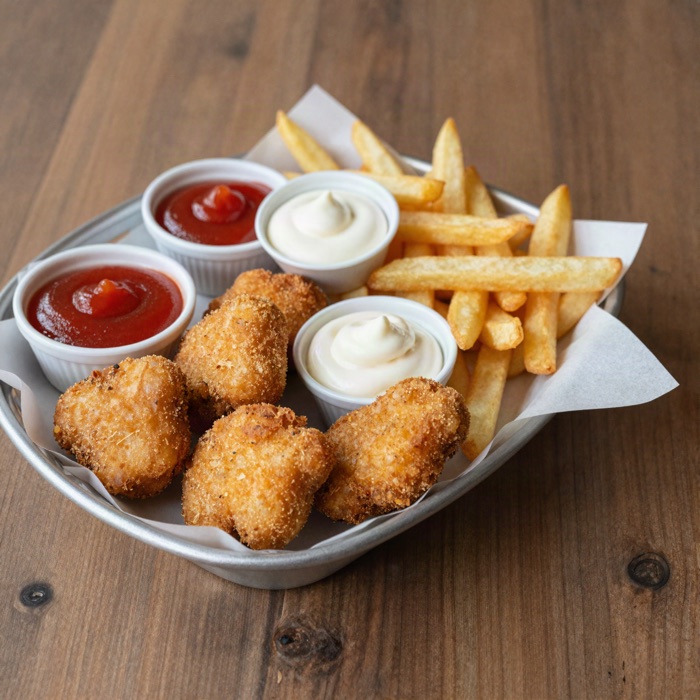 Papas fritas con nuggets
